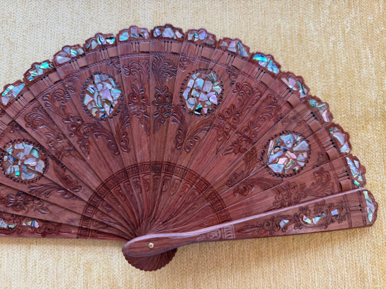 Abanico palosanto nácar