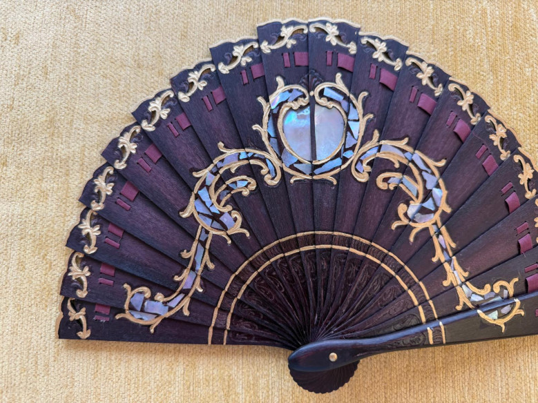 Abanico palo violeta nácar