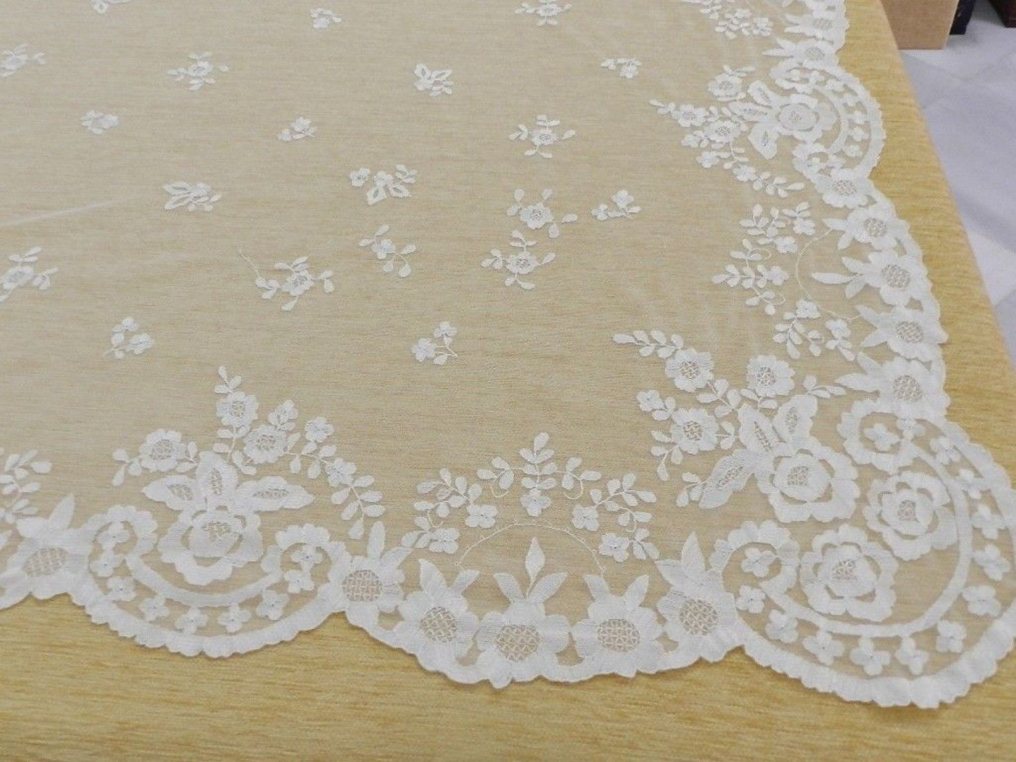 Manto de novia bordado a mano en seda 200*260
