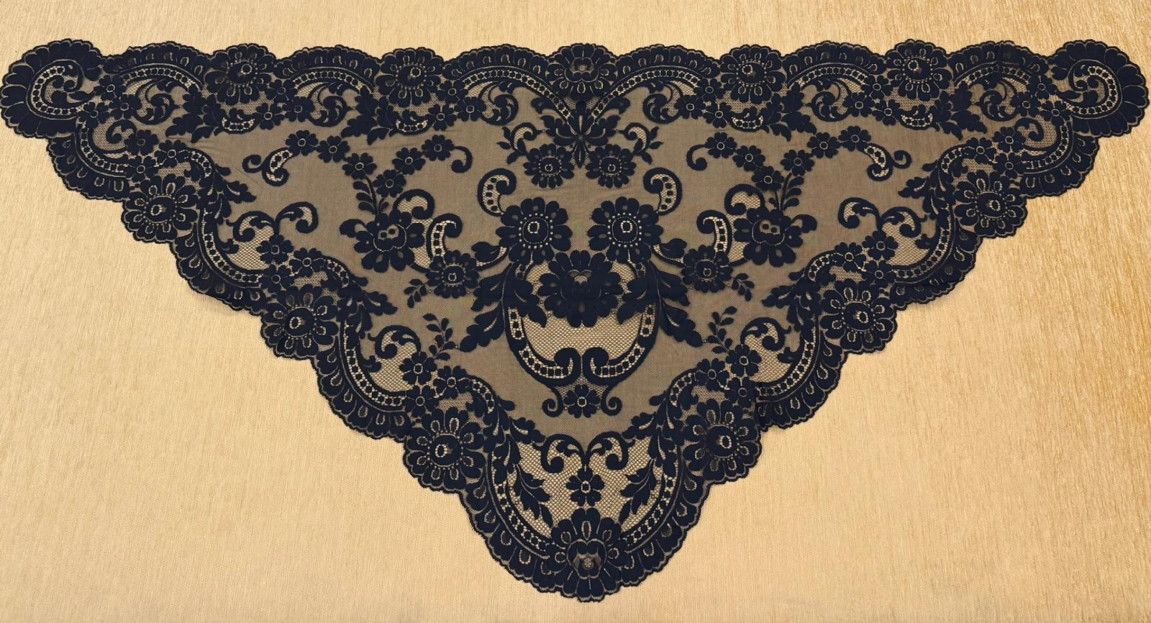 Mantilla triangular 80*165