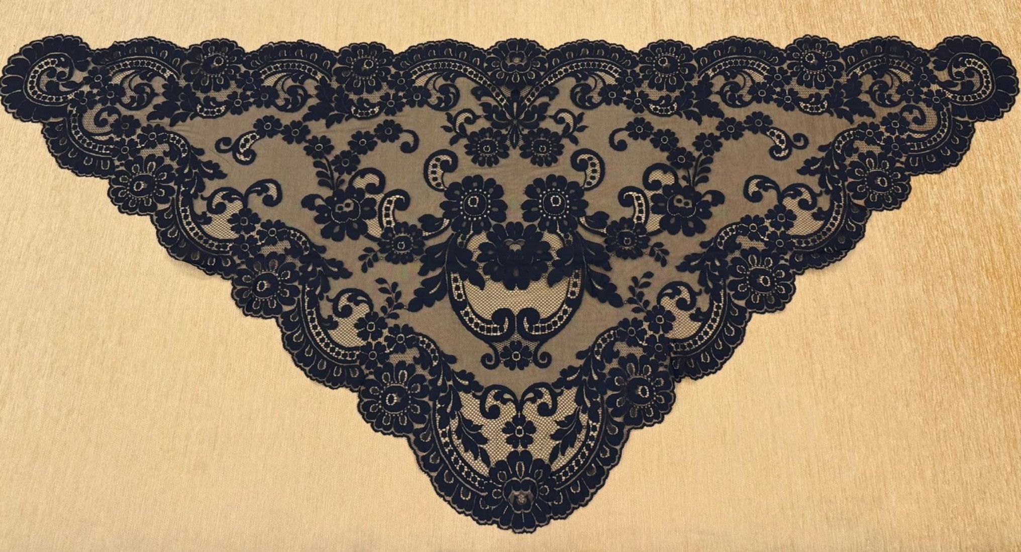 Mantilla triangular 80*165