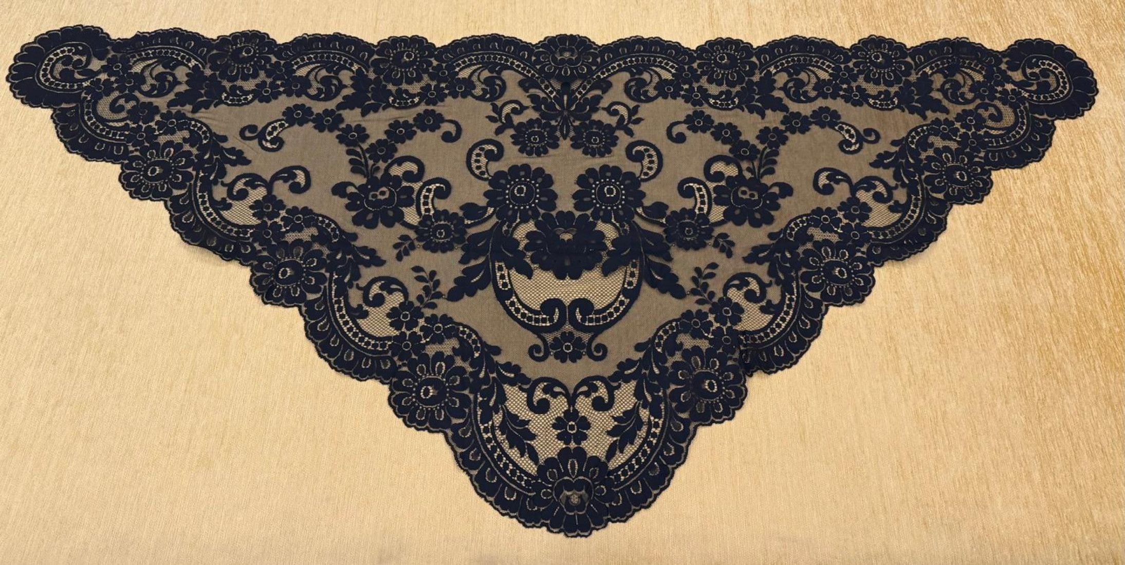 Mantilla triangular 80*165
