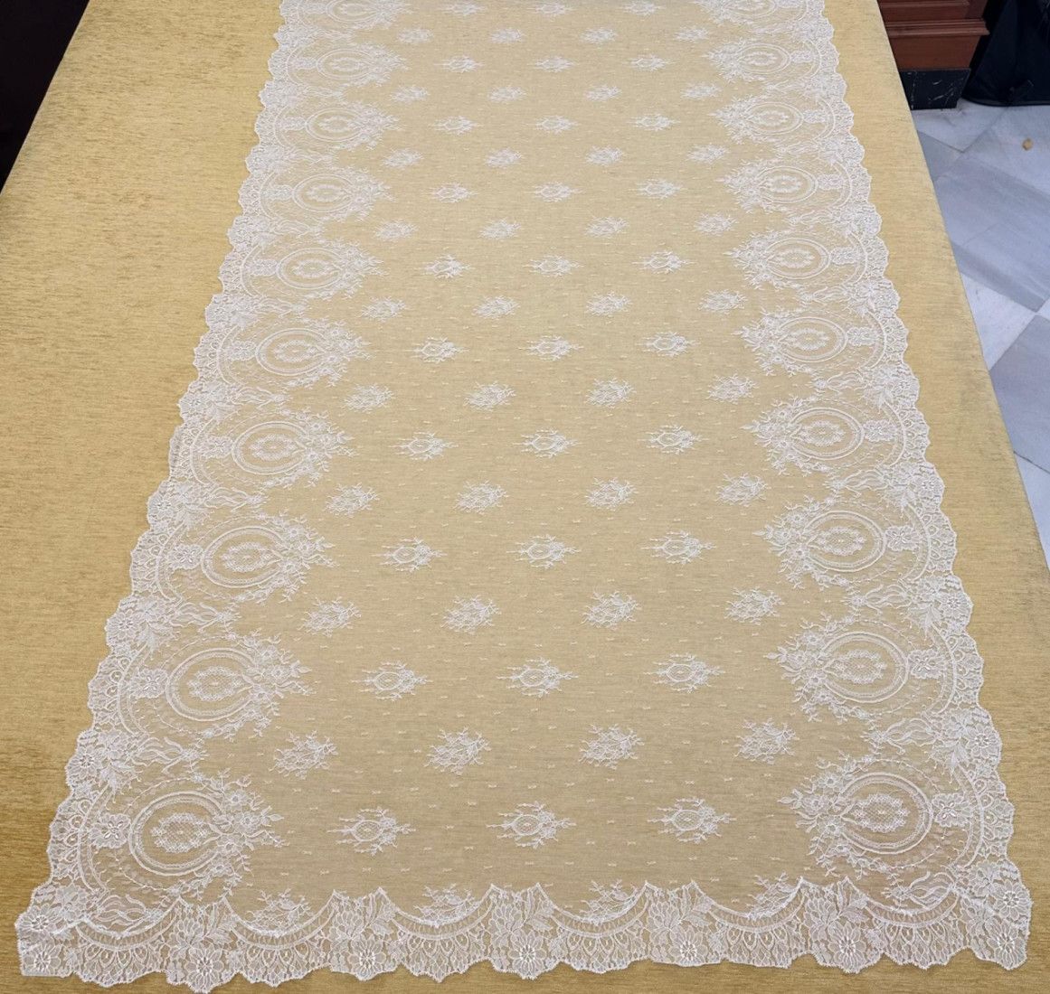 Mantilla chantilly máquina 100*220
