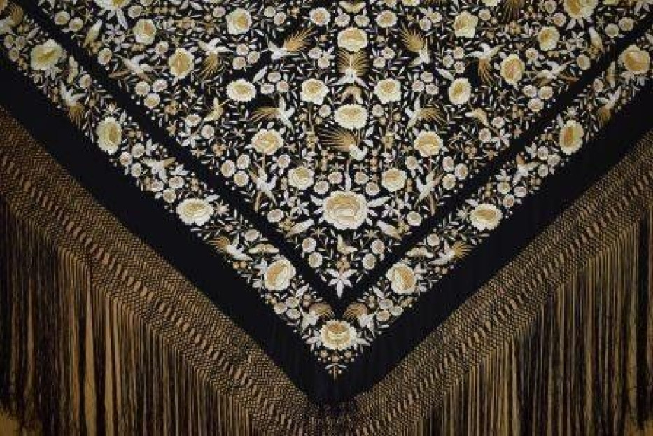 Mantón bordado a mano en seda 140 cm