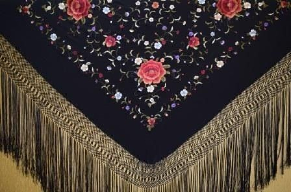 Mantón bordado a mano en seda 140 cm