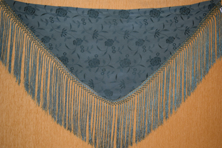 Mantoncillo Bordado a Máquina 125 cm | Accesorio de Moda Elegante | Juan Foronda