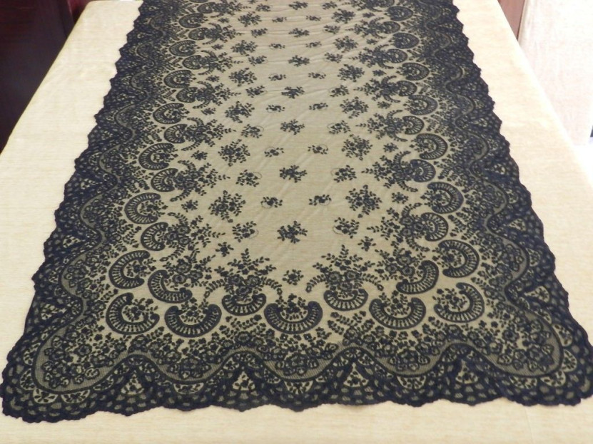 Mantilla bordada a mano en seda