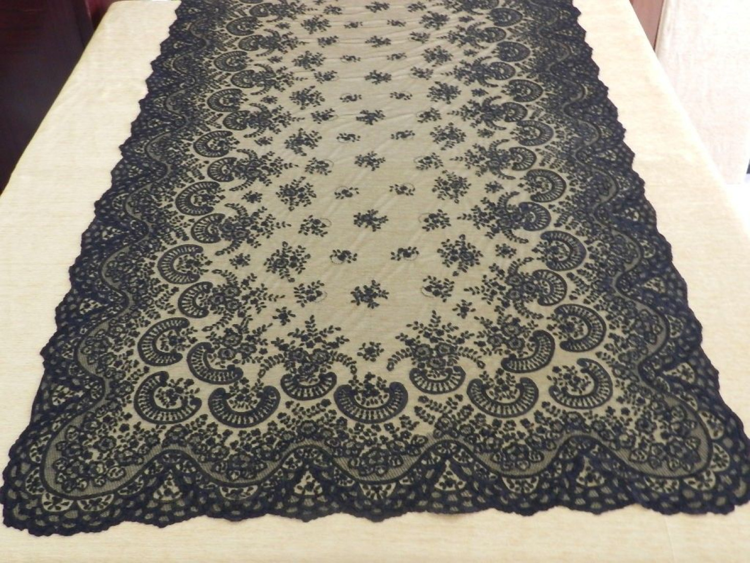 Mantilla bordada a mano en seda