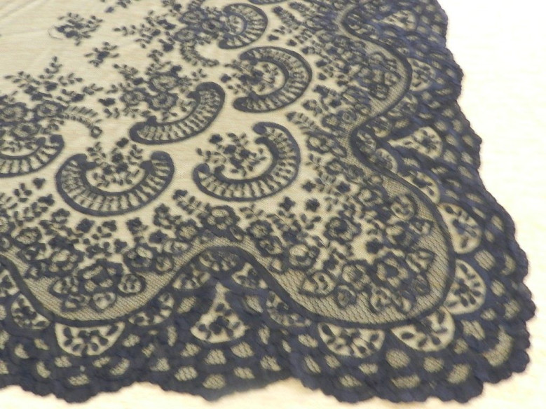 Mantilla bordada a mano en seda