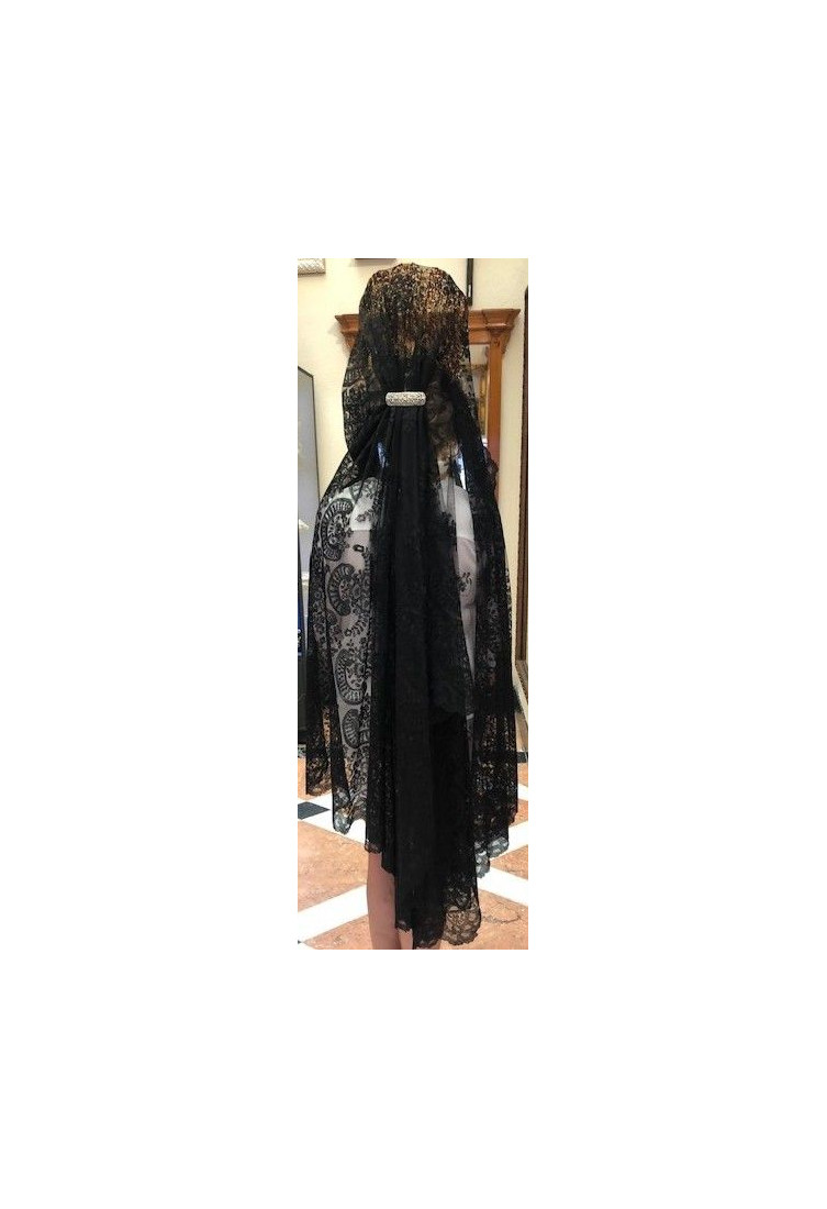 Mantilla bordada a mano en seda