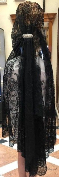 Mantilla bordada a mano en seda
