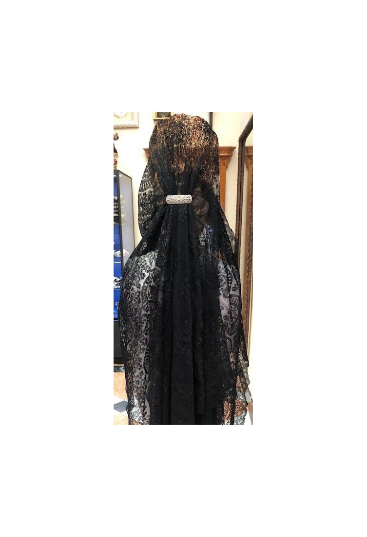 Mantilla bordada a mano en seda