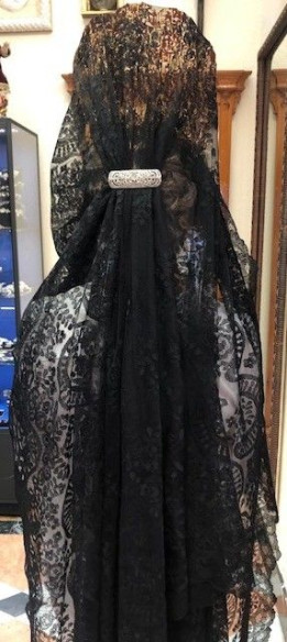 Mantilla bordada a mano en seda