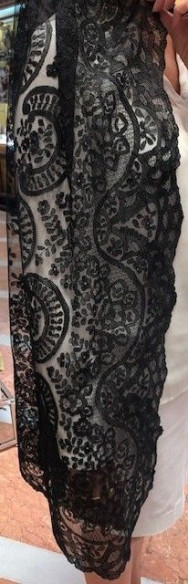Mantilla bordada a mano en seda