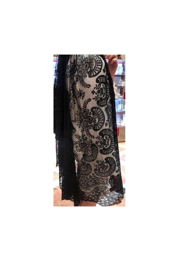Mantilla bordada a mano en seda