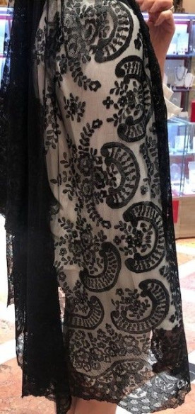Mantilla bordada a mano en seda