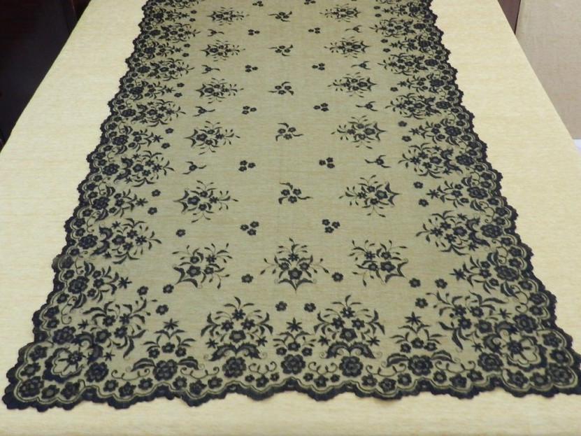 Mantilla bordada a mano en seda