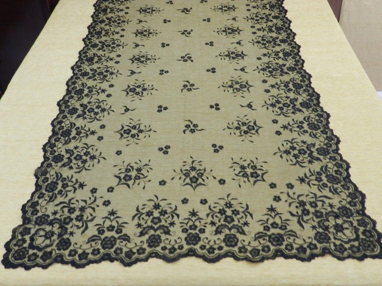 Mantilla bordada a mano en seda