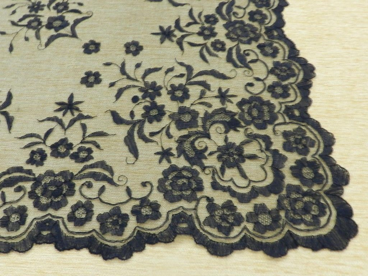 Mantilla bordada a mano en seda