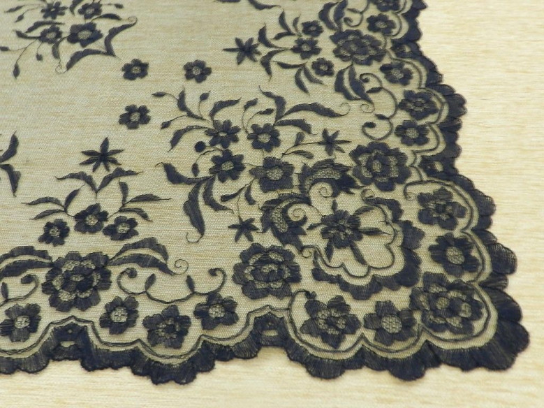 Mantilla bordada a mano en seda