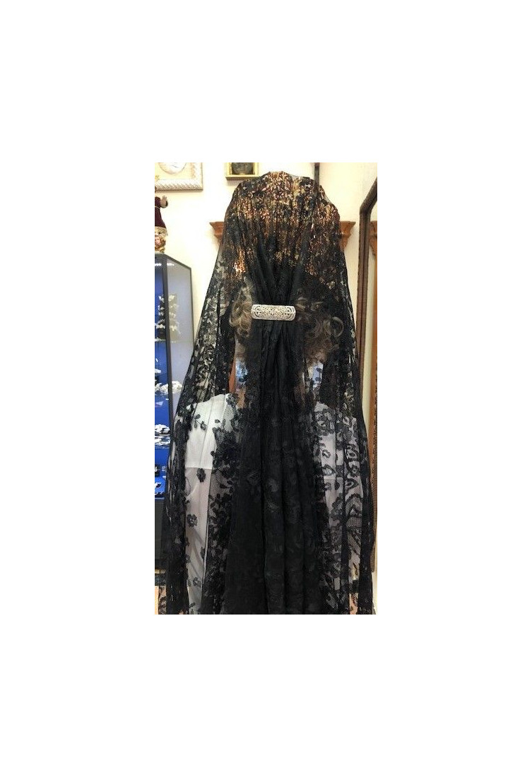 Mantilla bordada a mano en seda