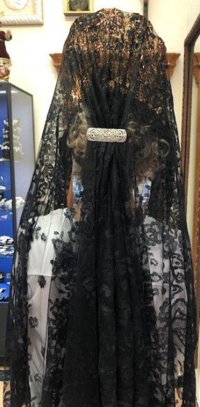 Mantilla bordada a mano en seda