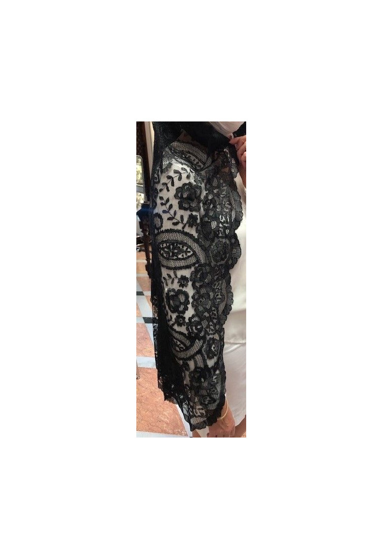 Mantilla bordada a mano en seda