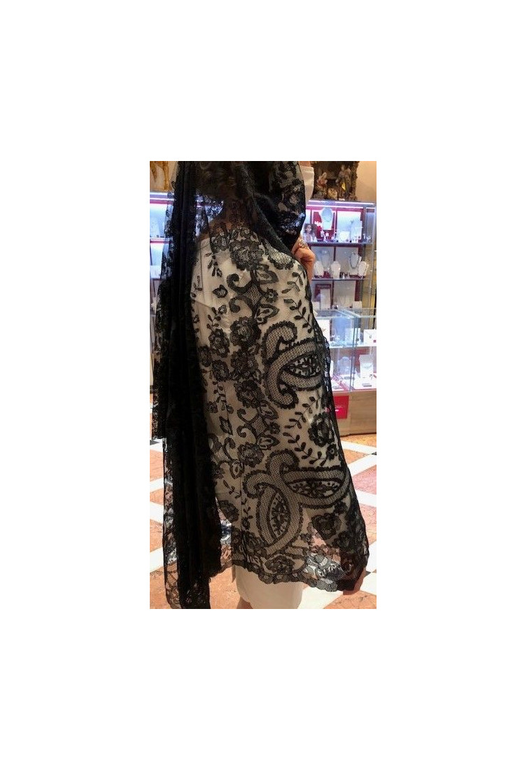 Mantilla bordada a mano en seda