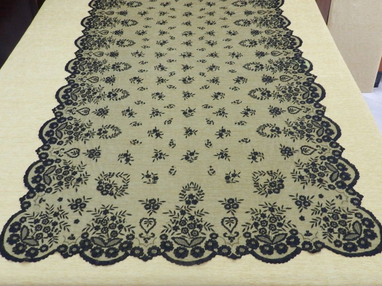 Mantilla bordada a mano en seda