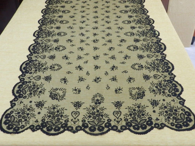 Mantilla bordada a mano en seda