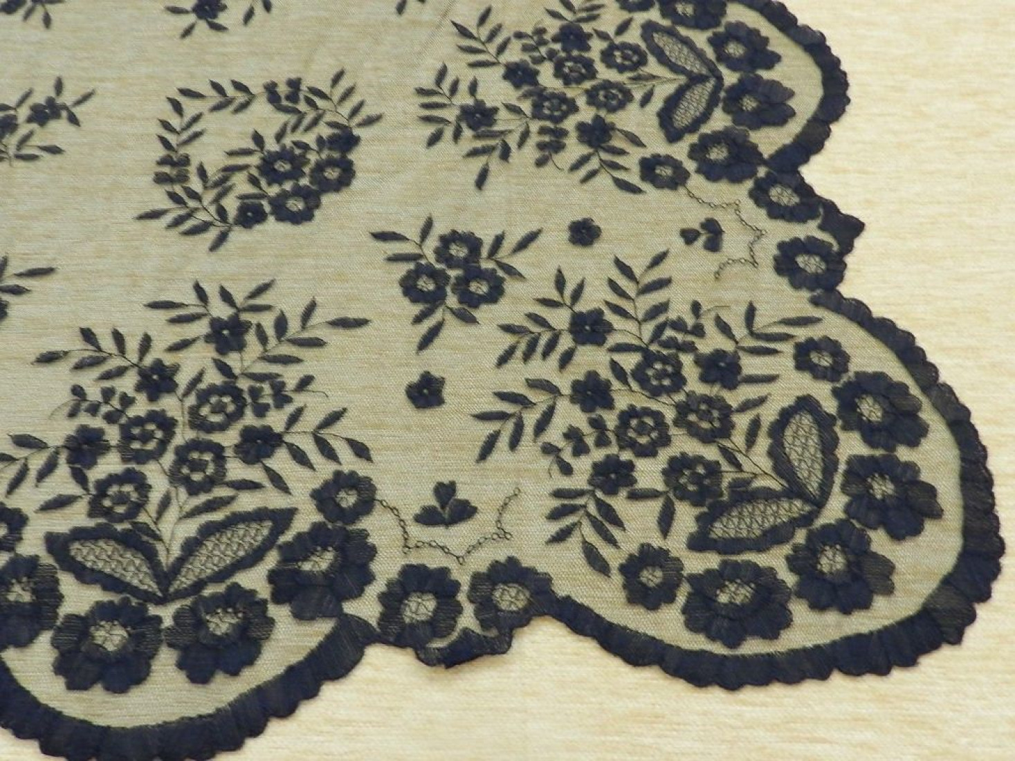 Mantilla bordada a mano en seda