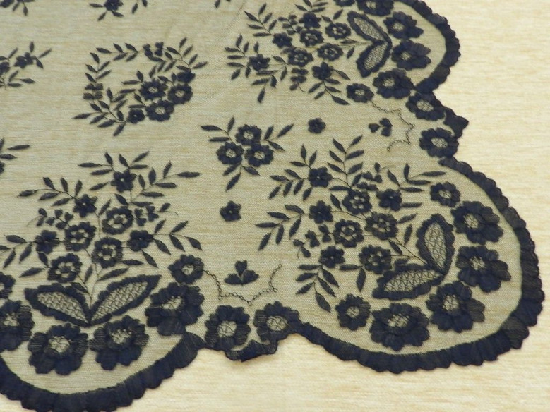 Mantilla bordada a mano en seda