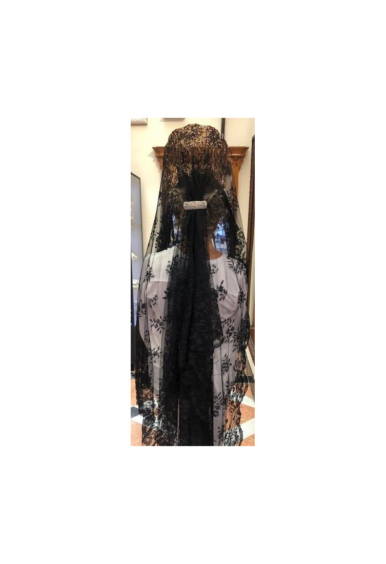 Mantilla bordada a mano en seda