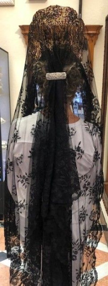 Mantilla bordada a mano en seda