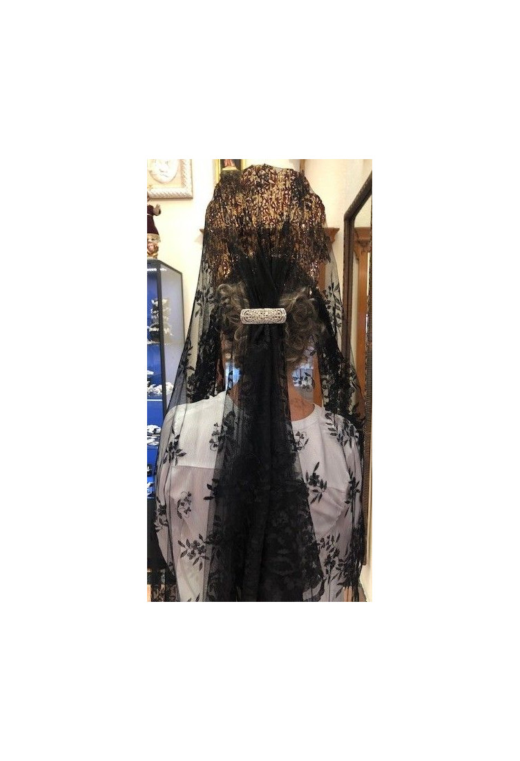 Mantilla bordada a mano en seda