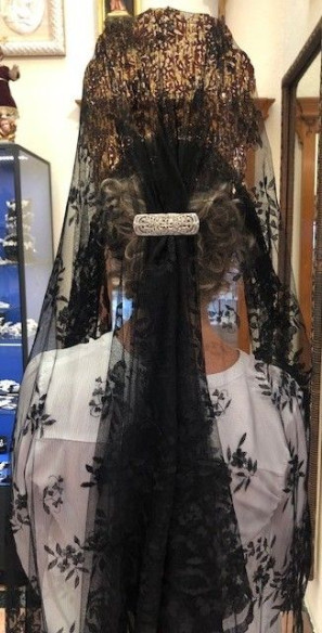 Mantilla bordada a mano en seda