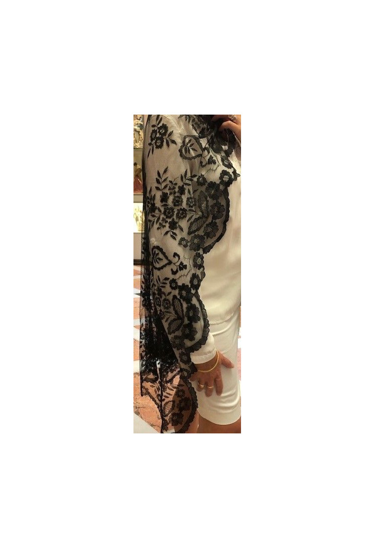 Mantilla bordada a mano en seda