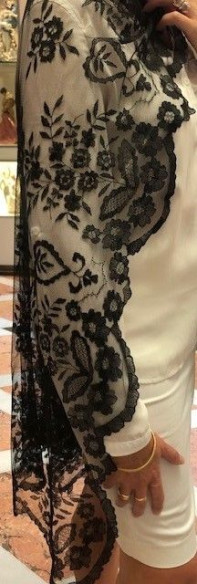 Mantilla bordada a mano en seda