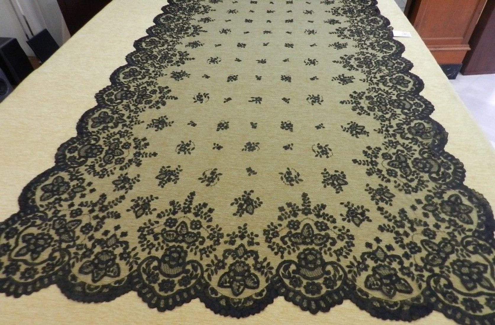 Mantilla bordada a mano en seda