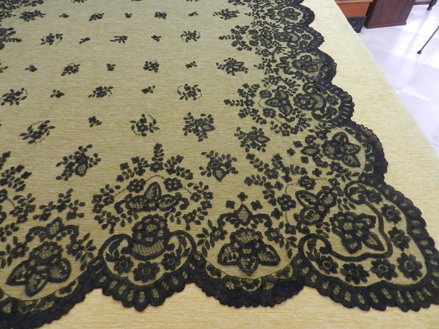 Mantilla bordada a mano en seda
