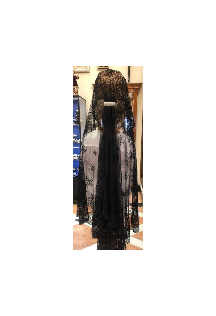 Mantilla bordada a mano en seda