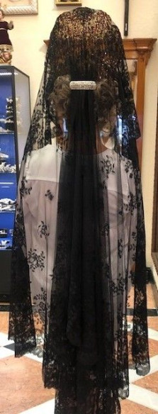 Mantilla bordada a mano en seda