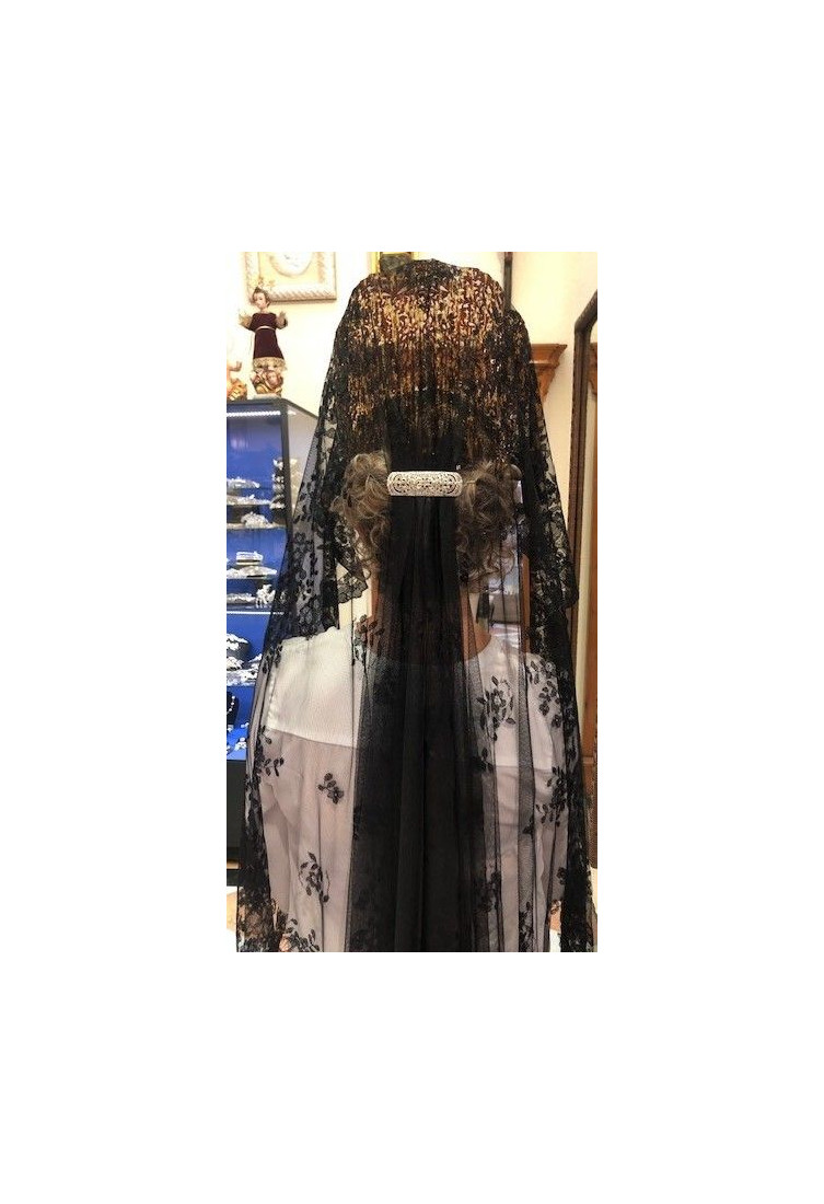 Mantilla bordada a mano en seda