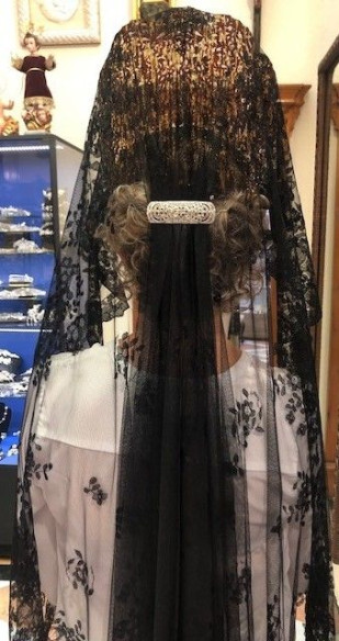 Mantilla bordada a mano en seda