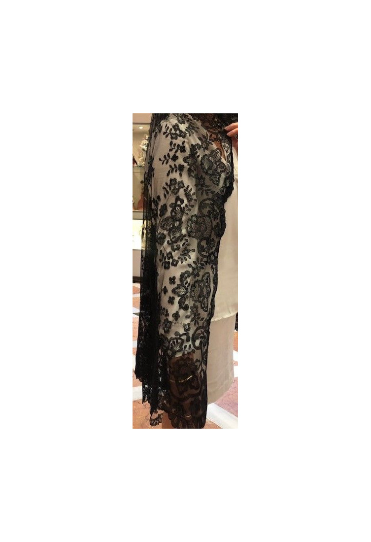 Mantilla bordada a mano en seda