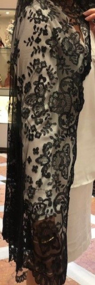Mantilla bordada a mano en seda