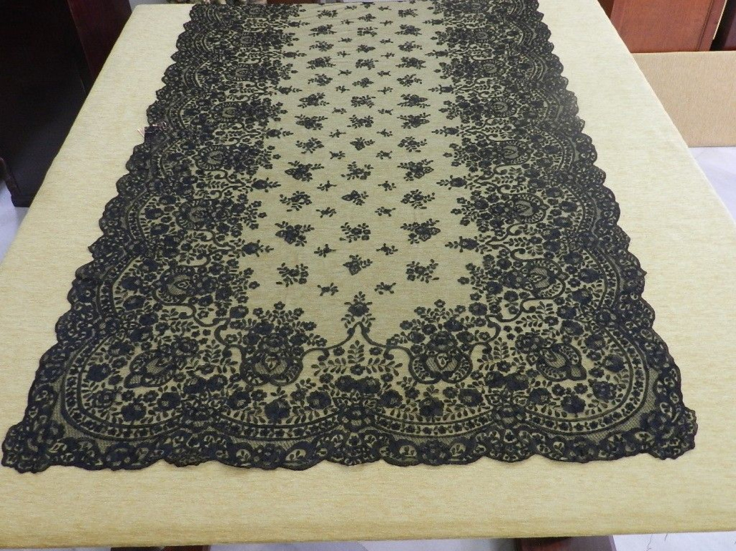 Mantilla bordada a mano en seda