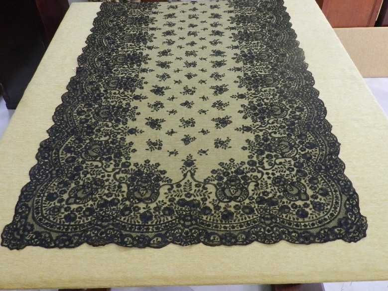 Mantilla bordada a mano en seda