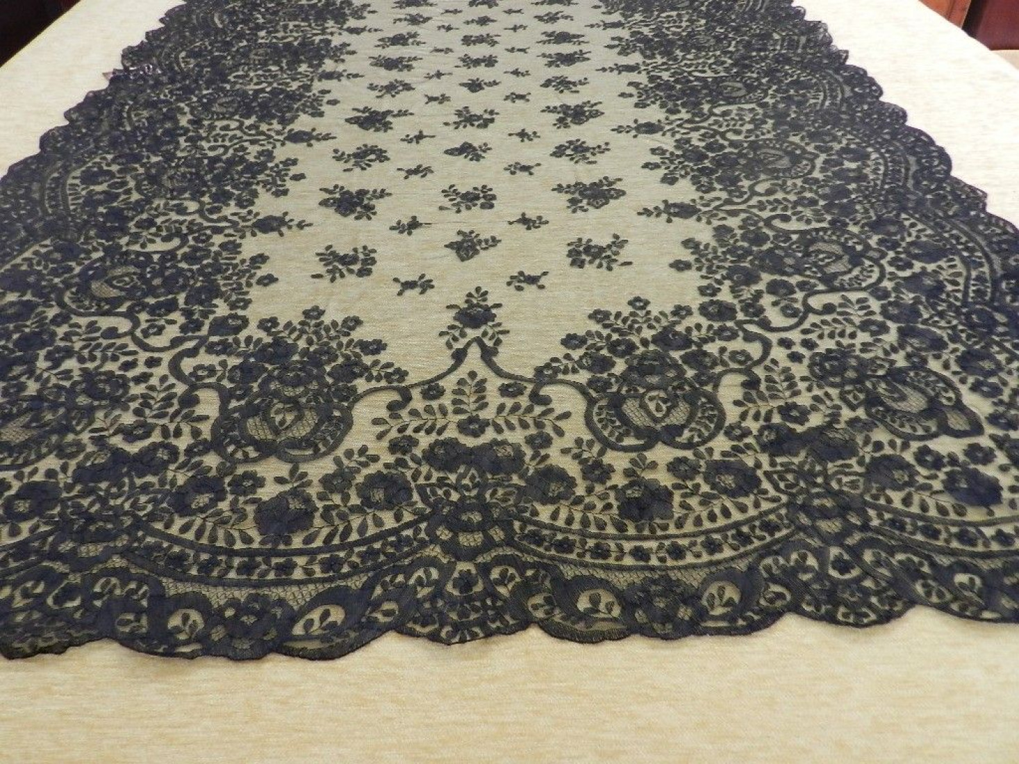 Mantilla bordada a mano en seda