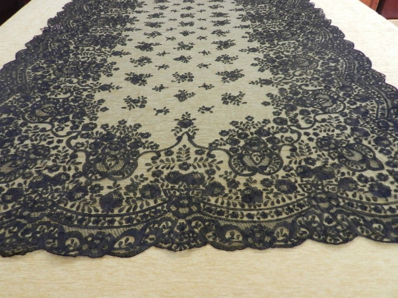 Mantilla bordada a mano en seda